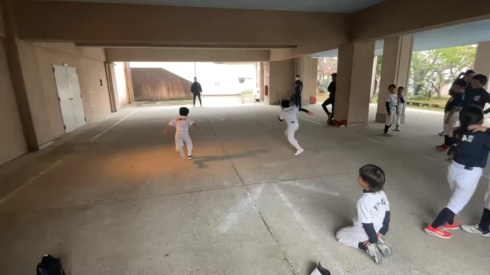 ２人１組で徐々に距離を伸ばすダッシュ対決
