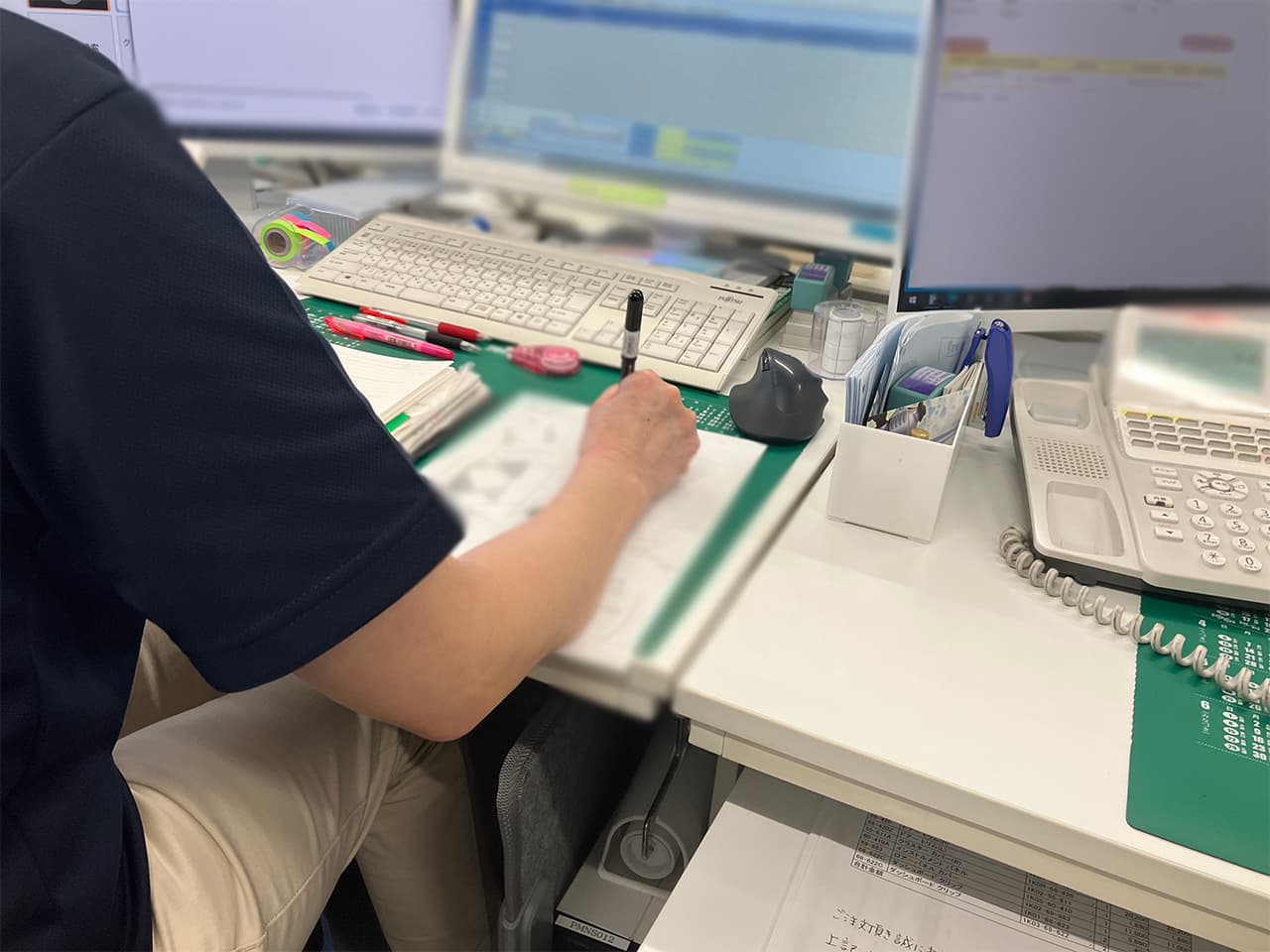 オフィスで仕事中のデスクの様子