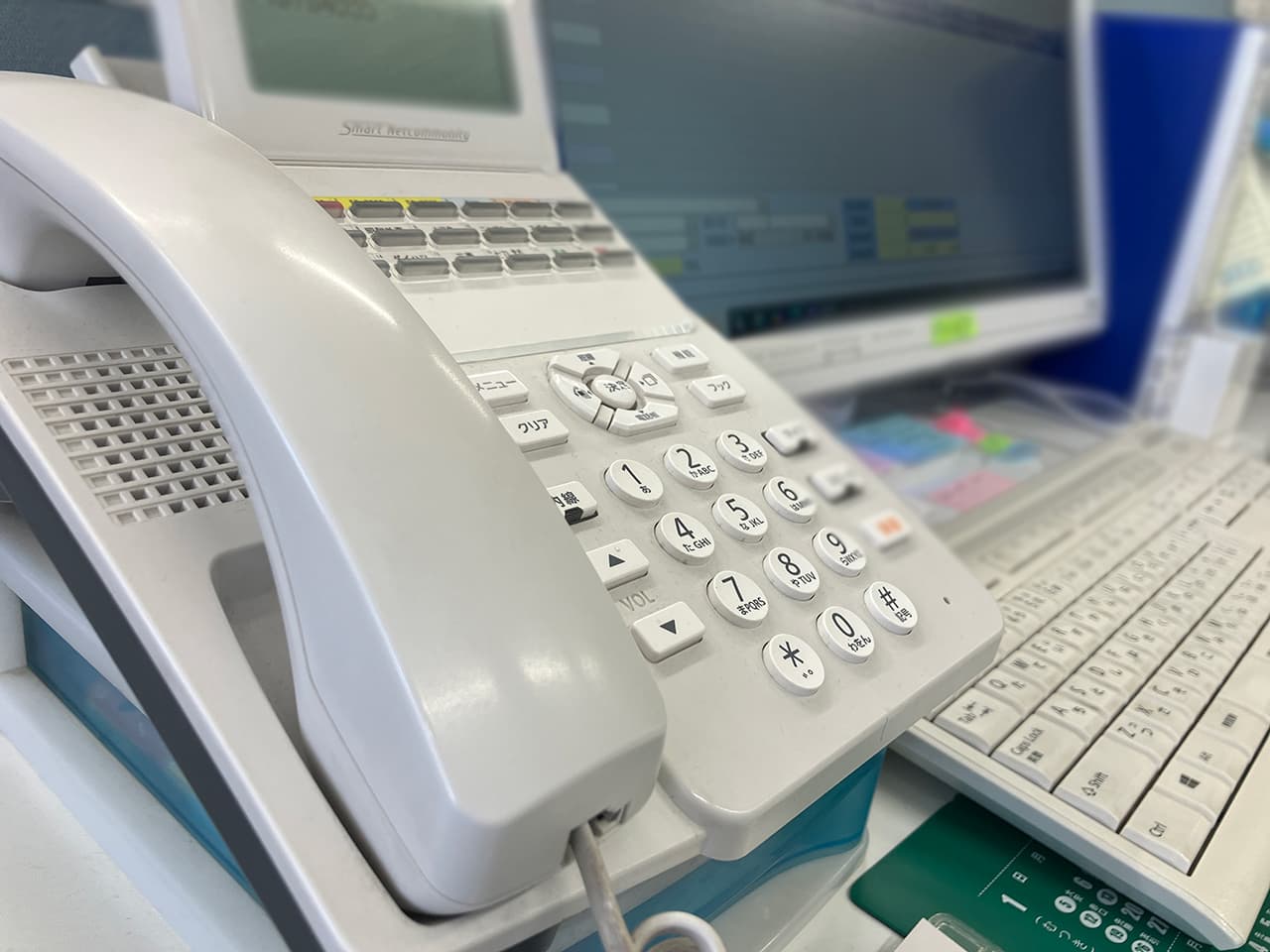 日之出商会のデスク上の電話とPC