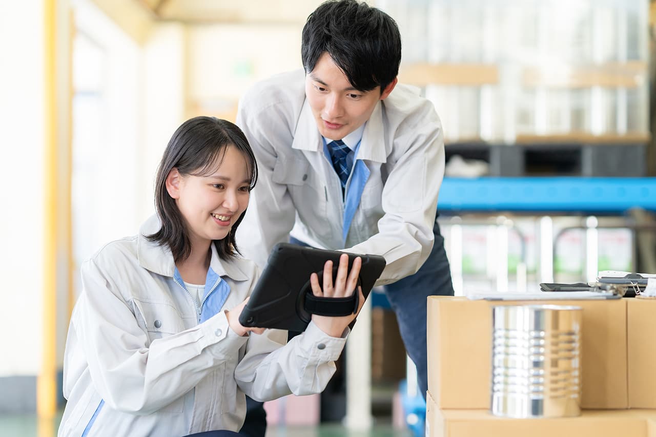 倉庫で確認をしている作業員