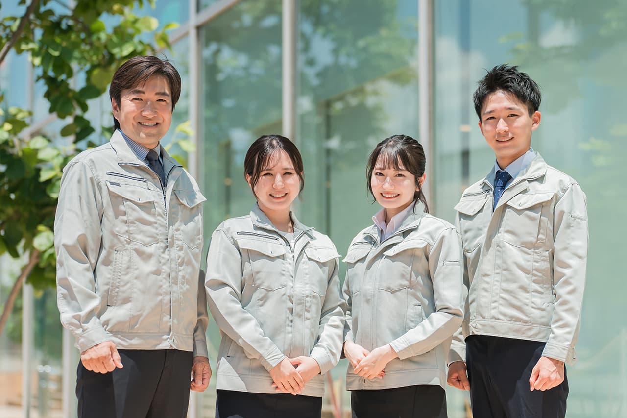 作業着・作業衣服の男女のスタッフ