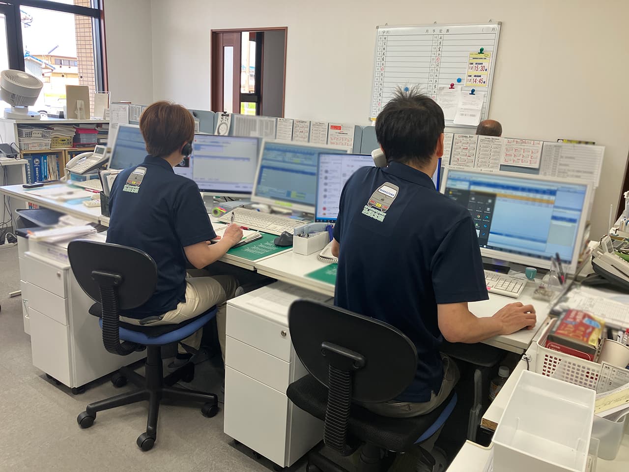 オフィスでお客様からの電話をうけている様子