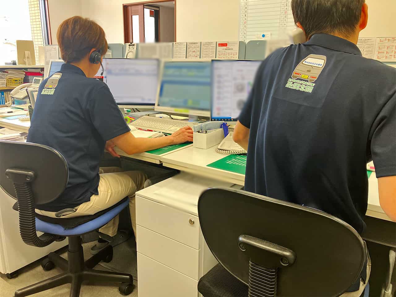 オフィスでお客様からの電話をうけている様子