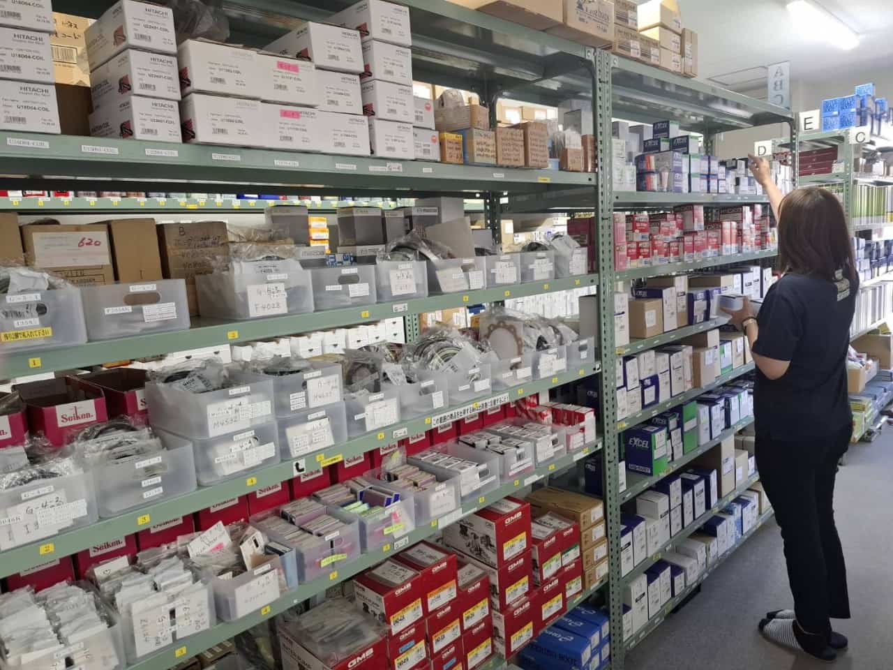 自動車部品の在庫を整理している様子